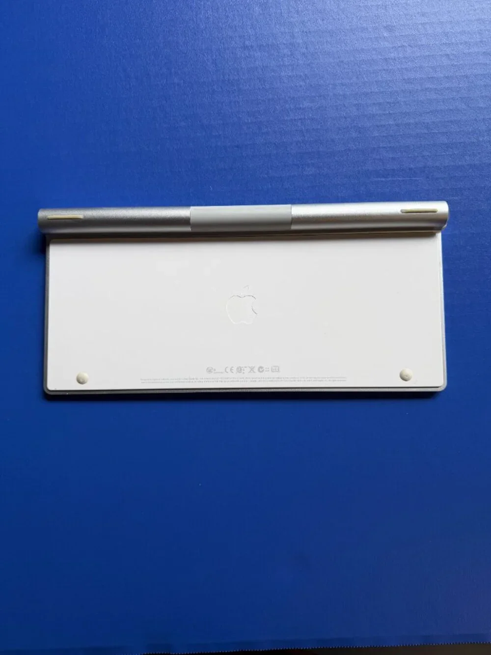 Apple A1314 Wireless Keyboard MC184LL/A White Keys Aluminum Metal Base 2 AA